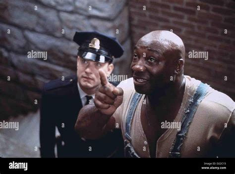 Paul Edgecomb y John Coffey en la Milla Verde, mostrando la dinámica entre el guardia y el prisionero con poderes especiales.