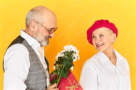 Pareja de ancianos gays celebrando su matrimonio