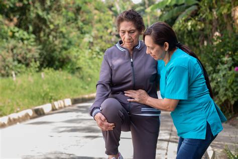 Foto temática de un adulto mayor realizando labores de conserjería o aseo