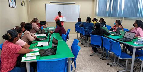 Docentes recibiendo capacitación en tiflotecnologías para la inclusión educativa
