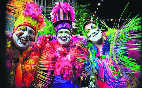 Lucas Cantero bailando con su grupo de murga en la calle.