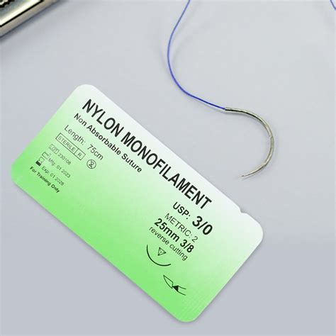 Comparación visual de los tipos de seda dental: multifilamento de nylon y monofilamento de PTFE