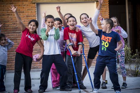Foto de niños con discapacidad realizando actividades artísticas con herramientas adaptadas