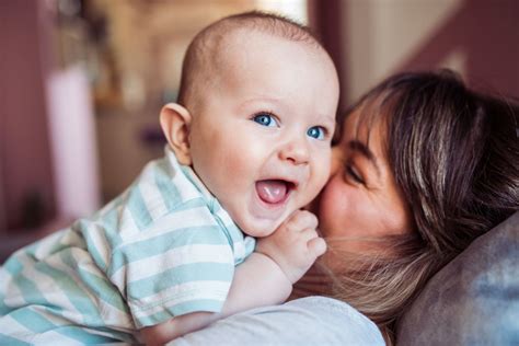 Esquema conceptual de la mutualidad entre madre y bebé, mostrando el flujo bidireccional de cariño y comunicación