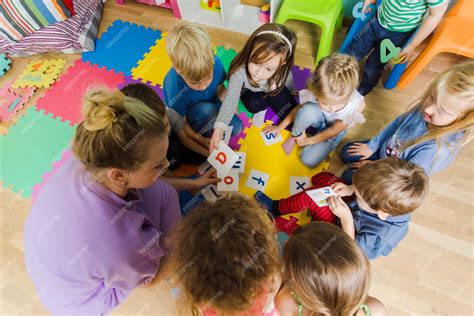 Grupo de niños jugando y colaborando en una actividad escolar