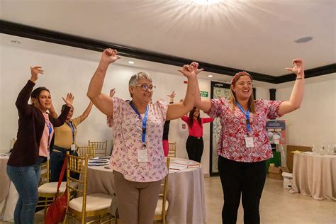Grupo de cuidadores recibiendo capacitación