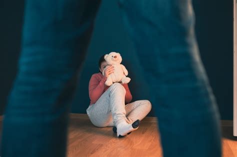 Representación de un niño sufriendo abuso, con sombras y elementos psicológicos
