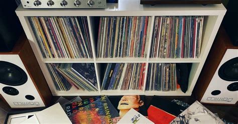 Foto de Gustavo Serrano con una colección de discos de KISS