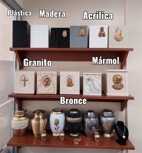 Colección de urnas de cremación y joyas conmemorativas