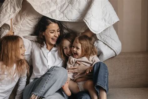 Tania junto a sus padres, hermanas y sobrinos, ilustrando el fuerte vínculo familiar.