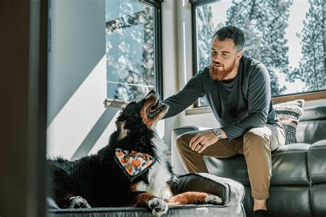 Foto de Martín interactuando felizmente con un perro