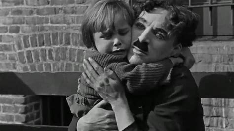Fotograma de Chaplin y Jackie Coogan en 'El Chico'