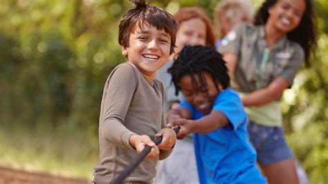 fotografía de niños participando en actividades inclusivas en una escuela