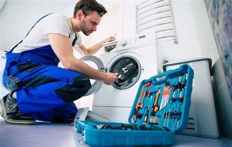 Técnico reparando una lavadora Daewoo en Puente Alto