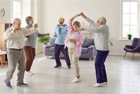 foto de adultos mayores bailando Kiki Challenge