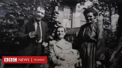 Anna Corrigan mostrando la foto de sus hermanos, nacidos en el hogar St. Mary's