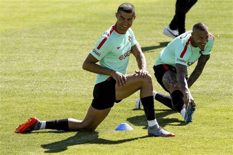 Futbolista estirando antes de un partido