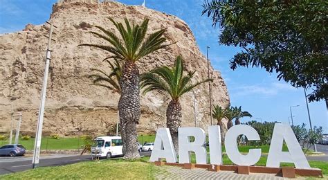 Paisaje panorámico de la ciudad de Arica con el Morro al fondo y el océano Pacífico
