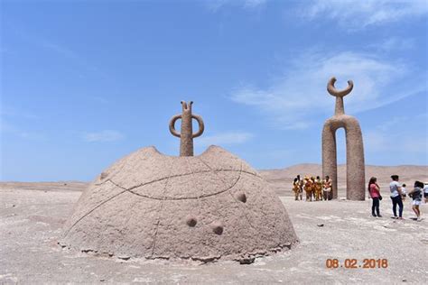 Fotografía de las esculturas Presencias Tutelares en el desierto de Arica