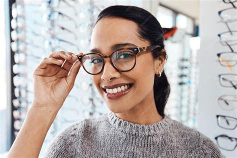 Foto de una persona mayor usando gafas con prismas