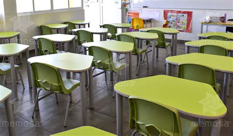 Diseño de un aula con mesas modulares o redondas para fomentar el trabajo en equipo