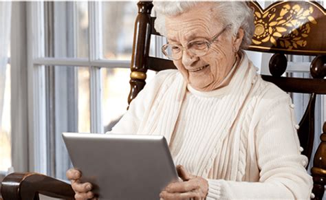 Persona mayor utilizando una tablet con una sonrisa