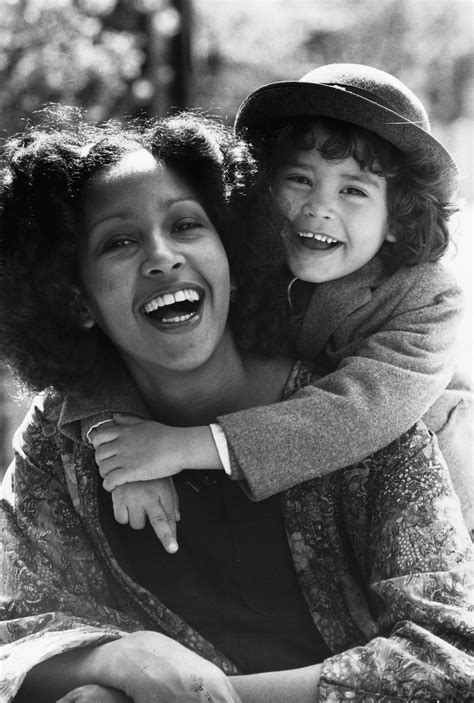 Foto de Marsha Hunt en su juventud y una foto actual de Marsha Hunt
