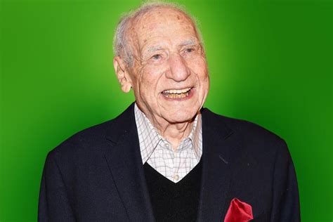 Foto de Mel Brooks dirigiendo y una foto de él recibiendo un premio