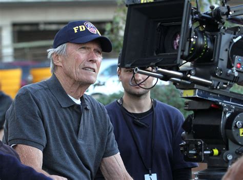 Foto de Clint Eastwood como director en un set de filmación