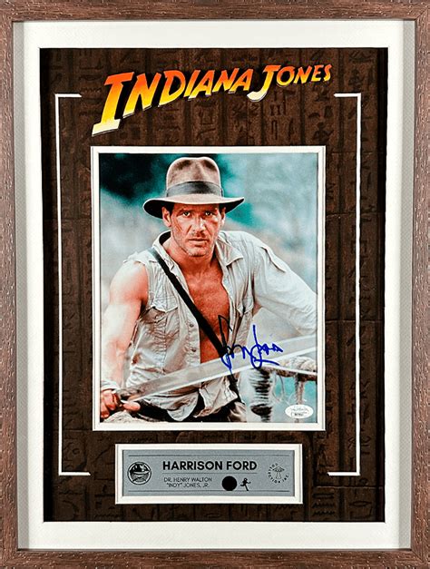 Foto de Harrison Ford como Indiana Jones y una foto actual en un evento