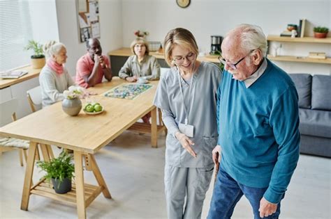 Foto de personas mayores en un hogar de ancianos recibiendo sillas de ruedas y colchones antiescaras