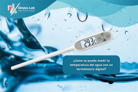 Termómetro en el agua para mostrar la temperatura ideal para el baño