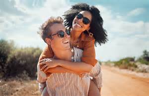 Foto de una pareja con discapacidad intelectual viviendo de forma independiente y feliz, mostrando un futuro inclusivo