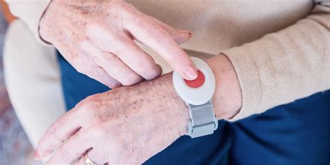 Ilustración de una persona mayor usando una pulsera SOS con un botón de emergencia visible.