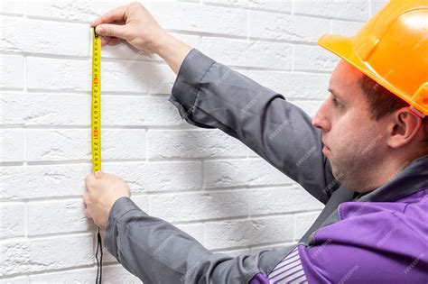 Cinta métrica midiendo una cabeza de adulto