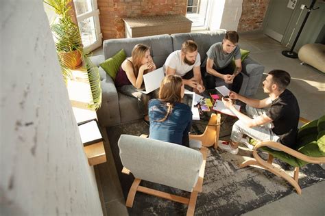 Foto de una casa compartida o jóvenes interactuando en un entorno de apoyo