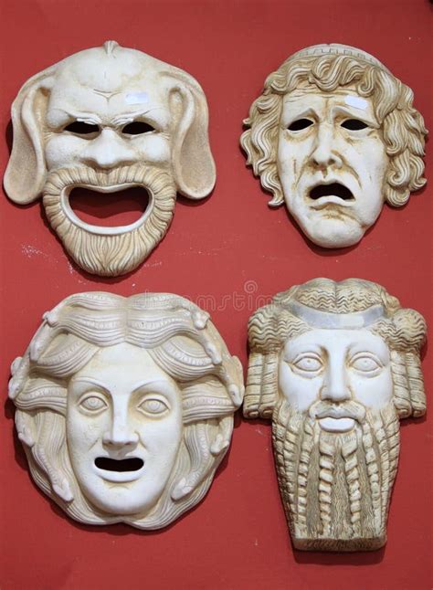 Máscaras de teatro griego representando personajes del coro