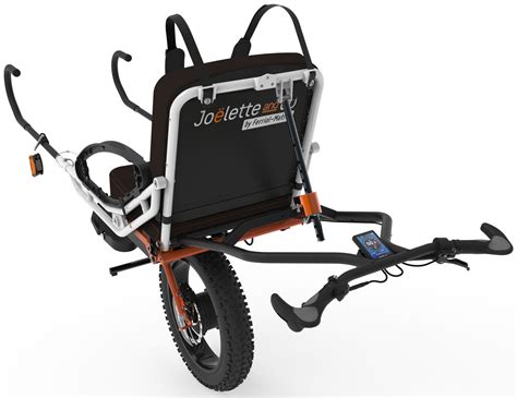 Persona en silla de ruedas todoterreno (Joëlette) en la Ruta de Tremesana