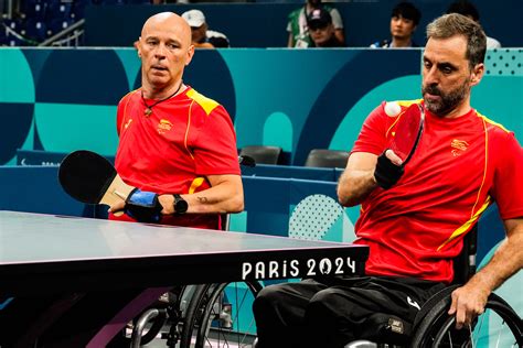 Deportistas paralímpicos practicando tenis de mesa y boccia