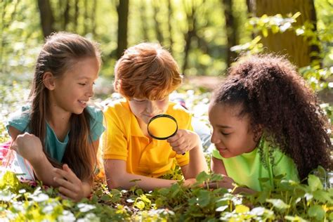 Niños explorando la naturaleza con sus sentidos