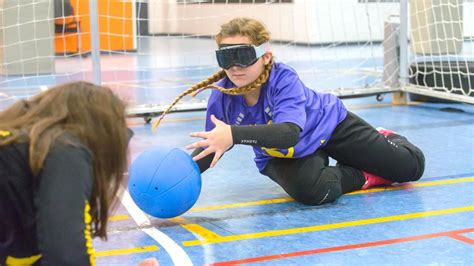 Niños jugando goalball, un deporte adaptado