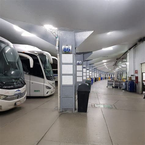 interior de una terminal de autobuses con tiendas y zona de espera
