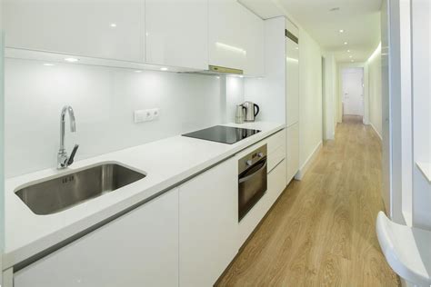 Interior de apartamento moderno con cocina equipada