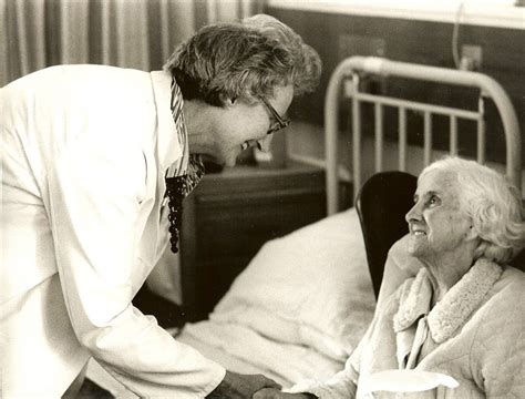 Fotografía histórica de Elizabeth Kübler-Ross y Cicely Saunders