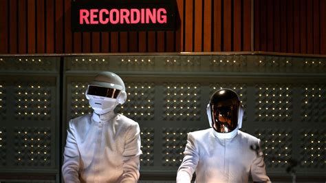 Daft Punk en estudio de grabación con sintetizadores