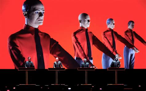 Miembros de Kraftwerk en el escenario con equipos electrónicos