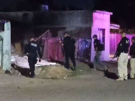 Policía investigando el domicilio donde fue encontrado el cuerpo del adulto mayor.