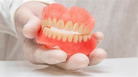 Representación de prótesis dentales en un adulto mayor