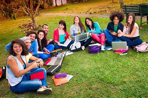 Grupo de estudiantes universitarios interesados en turismo