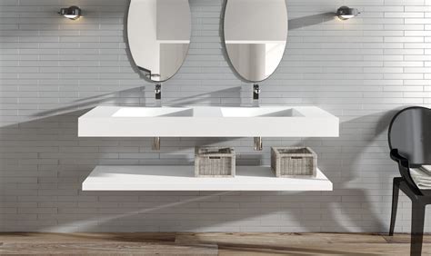 Diseño de lavabo suspendido y cóncavo para accesibilidad en silla de ruedas